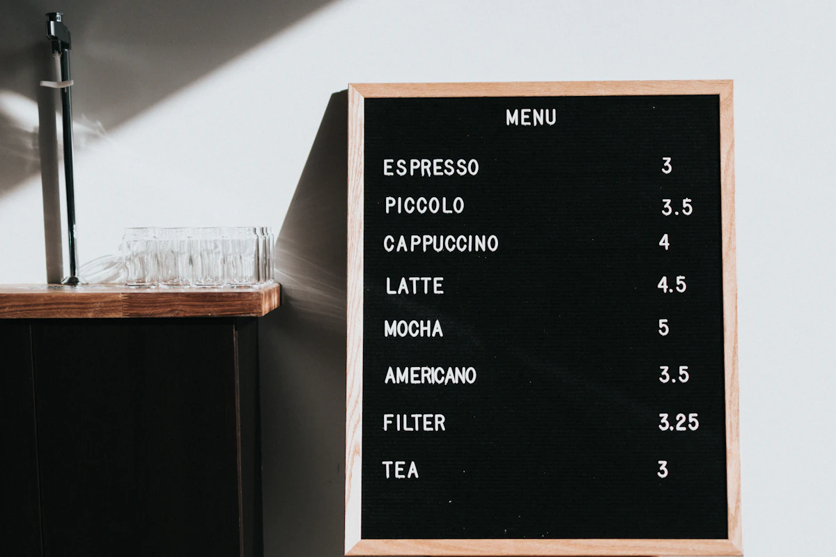 Quadro de menu de café com bebidas e preços escritos a branco