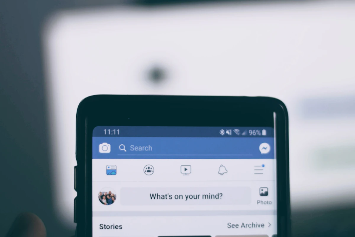 Telemóvel com a aplicação do Facebook aberta no feed