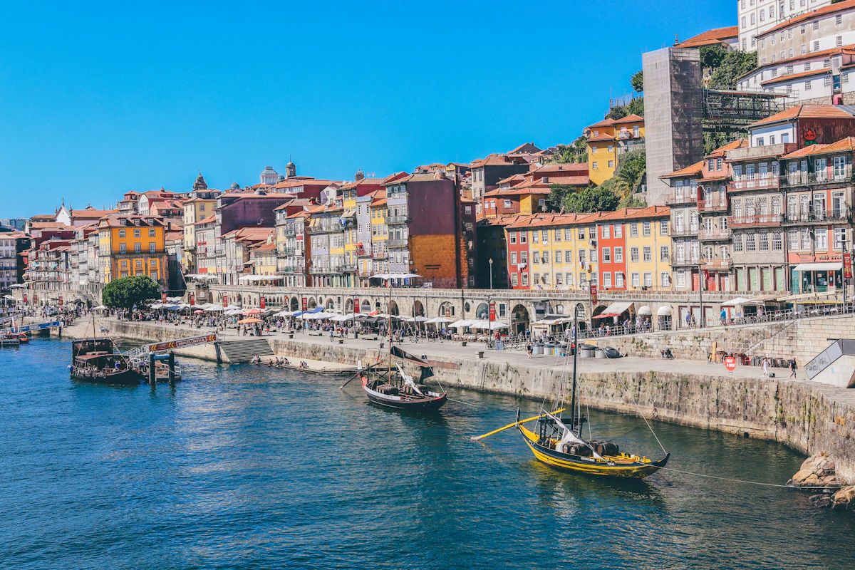 Casario colorido da Ribeira do Porto junto ao rio Douro num dia de sol