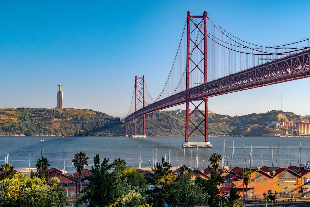 Ponte 25 de Abril e Cristo Rei vistos de Lisboa