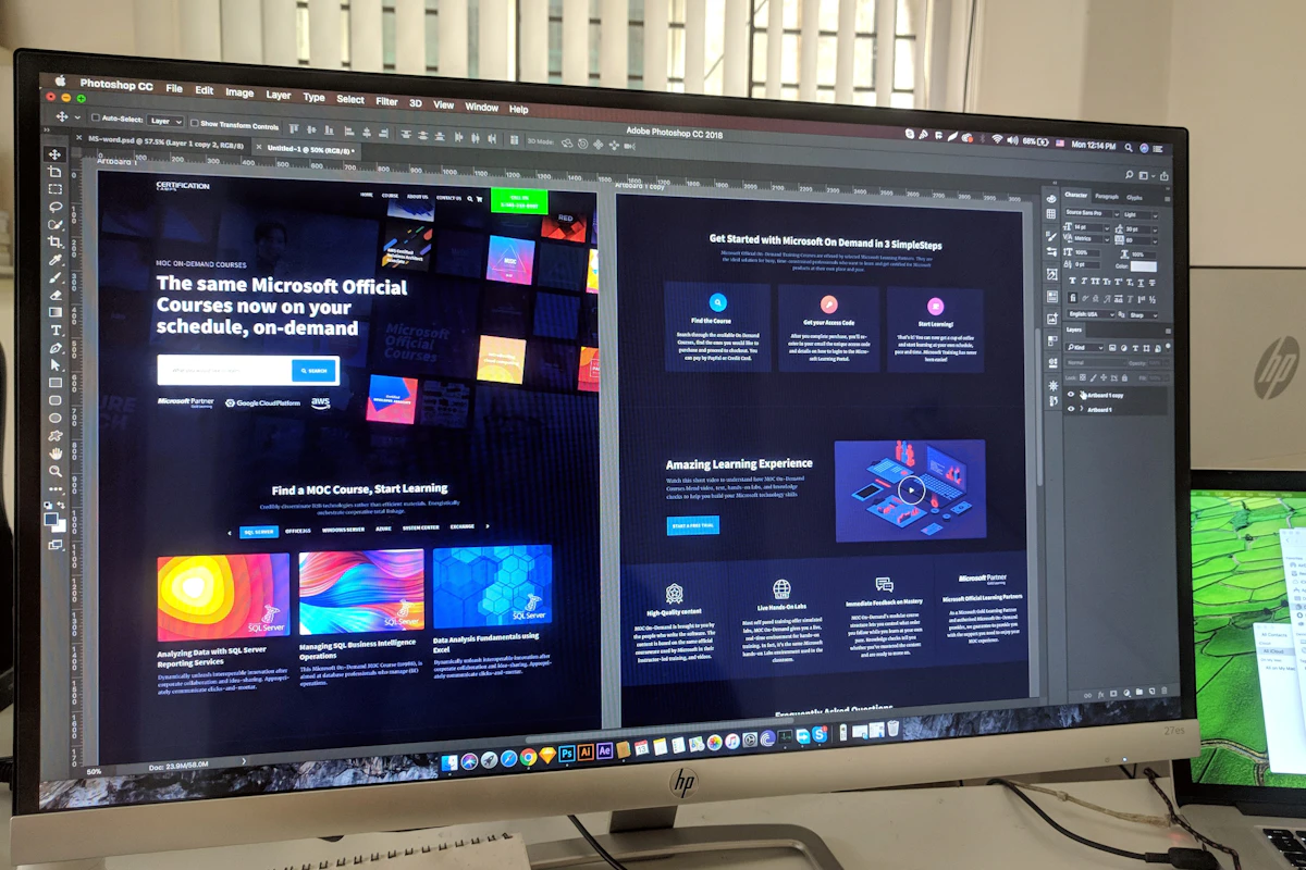 Designer a trabalhar em dois monitores com layouts de interfaces e páginas web