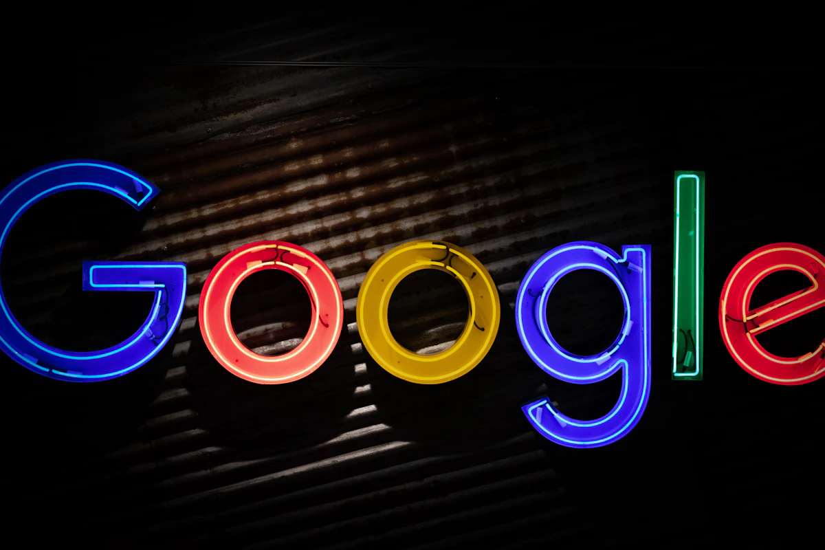Logótipo da Google em néon colorido numa parede escura