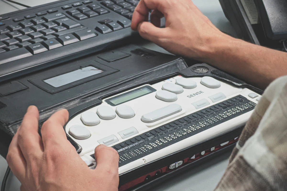 Pessoa a escrever num teclado braille