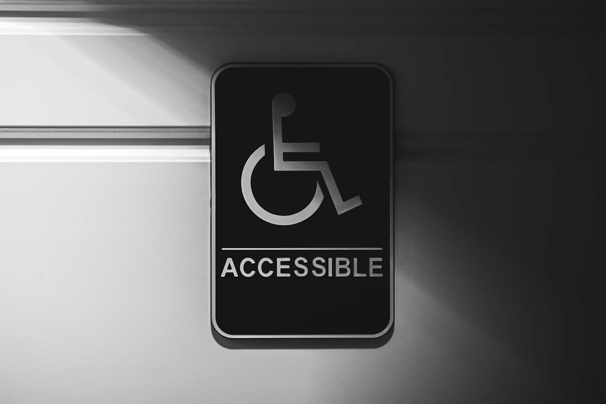 Placa com o símbolo de acessibilidade