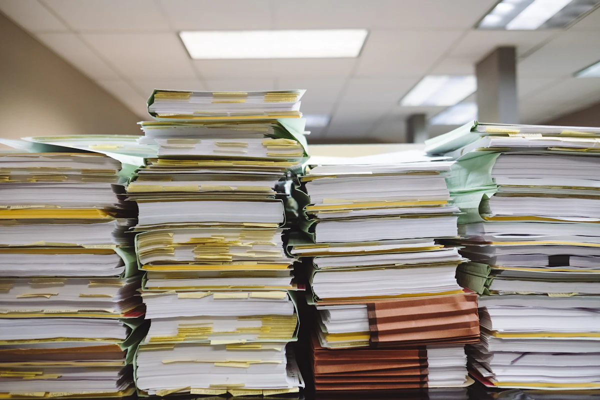 Pilhas de documentos e pastas num escritório