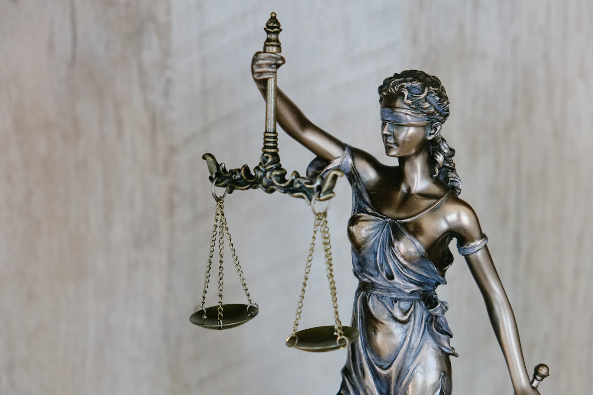 Estátua da Justiça a segurar uma balança