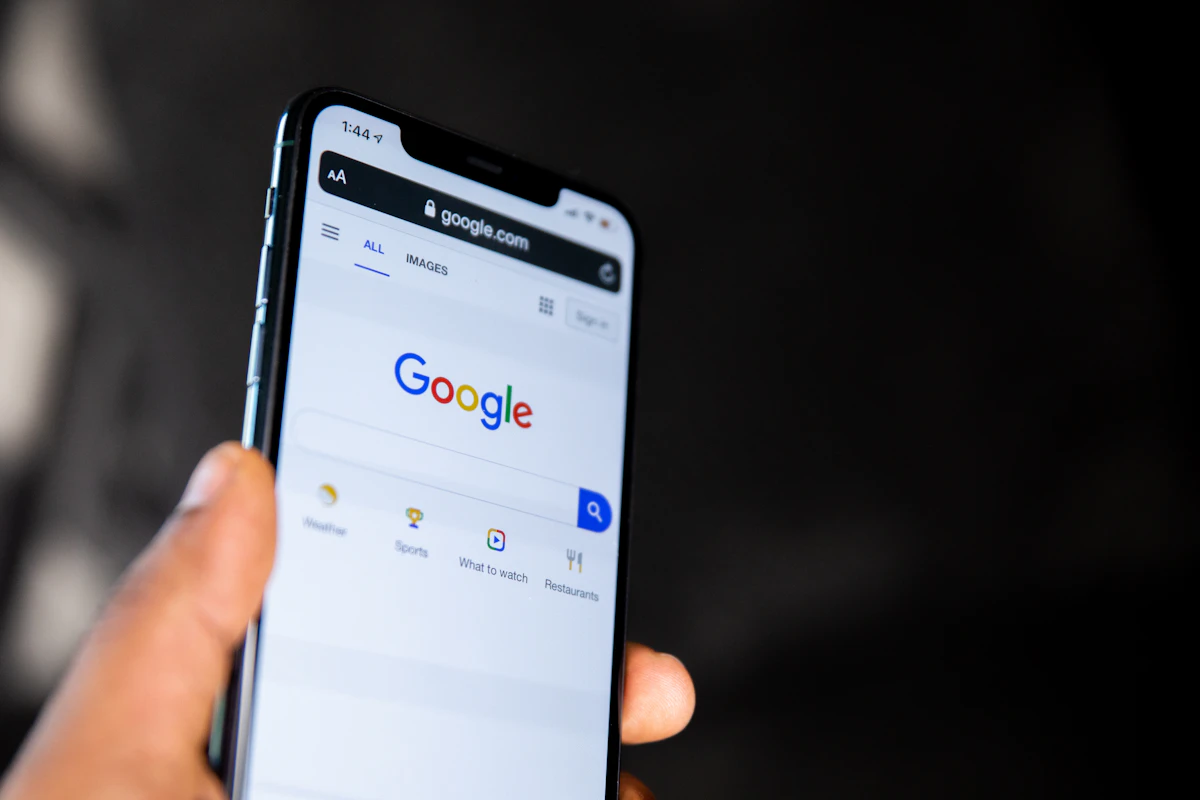 Telemóvel com a página inicial do Google