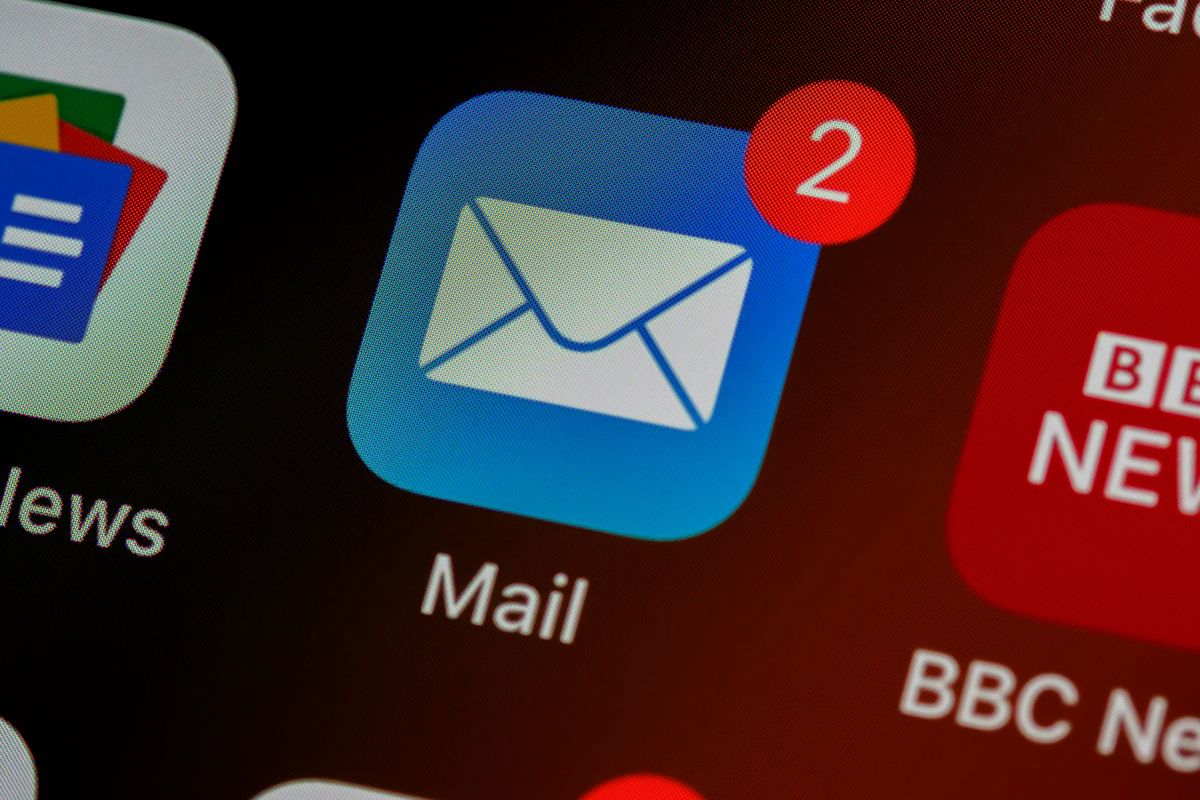 Ícone da app Mail num telemóvel, ao lado de apps de notícias