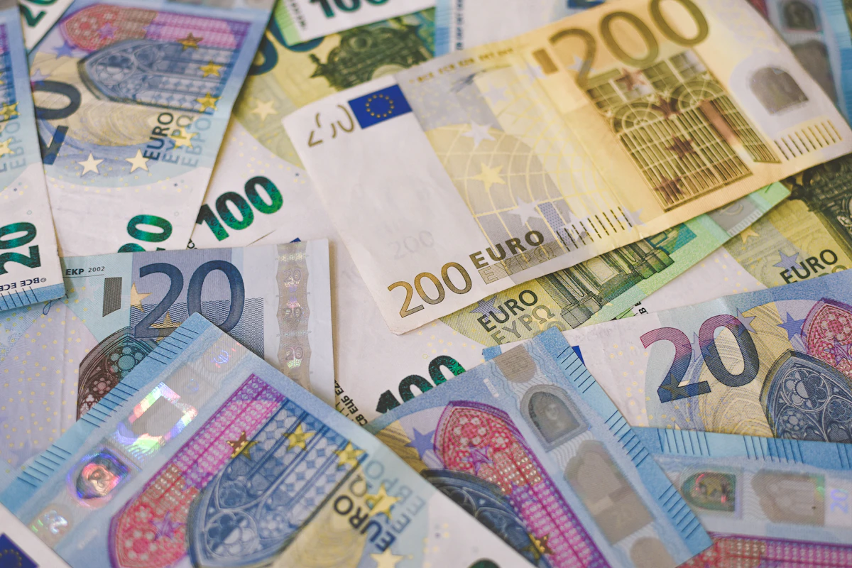 Notas de euro espalhadas sobre uma mesa