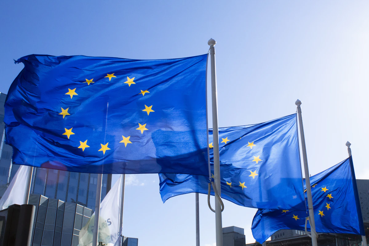 Bandeiras da União Europeia em mastros