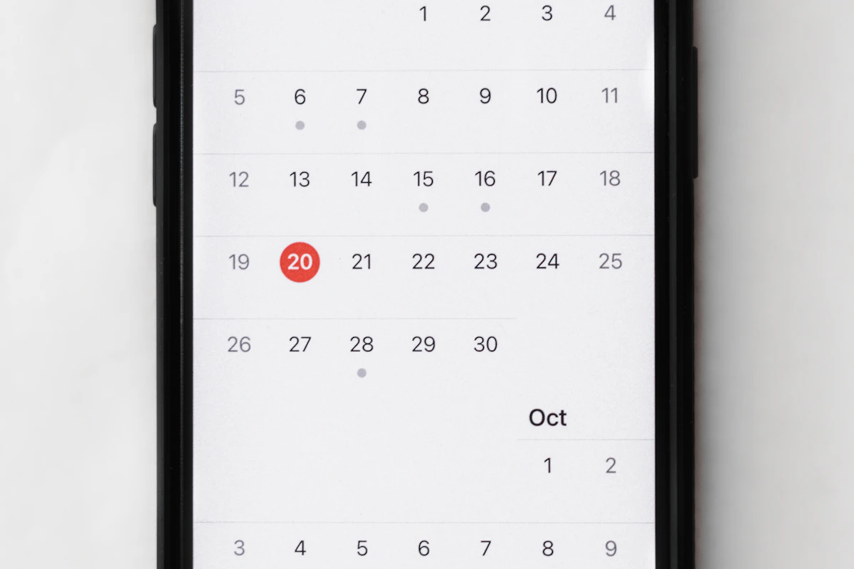 Ecrã de telemóvel com o calendário do mês aberto e um dia assinalado a vermelho
