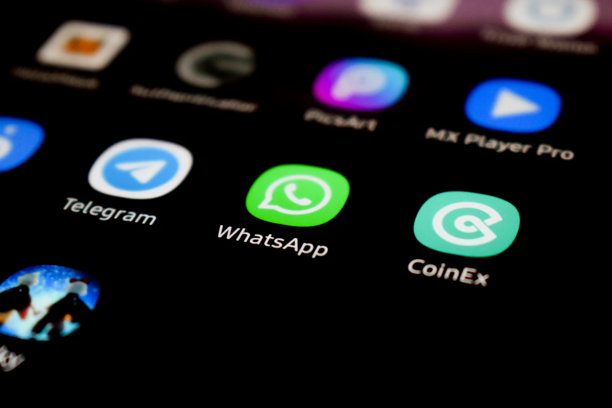 Ecrã de telemóvel com o ícone do WhatsApp entre outras apps