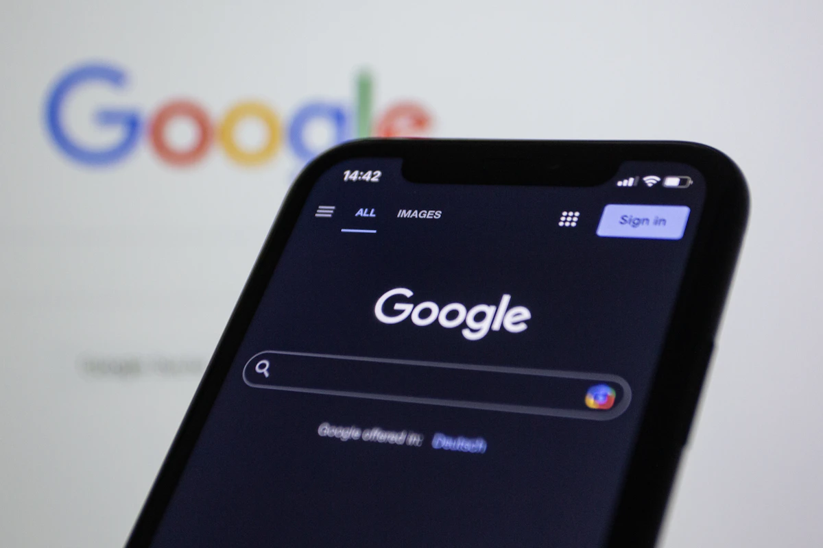 Telemóvel com a pesquisa do Google aberta