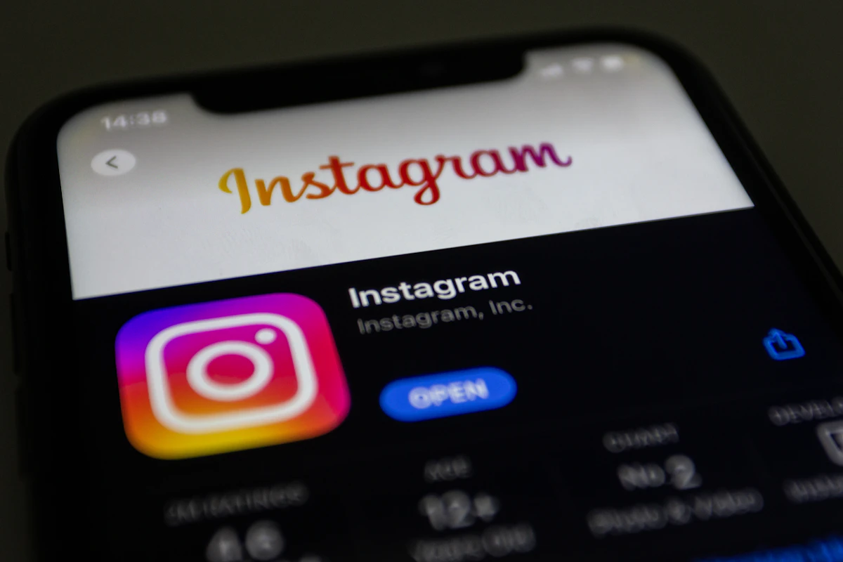 Telemóvel com a página da app Instagram aberta na loja de aplicações