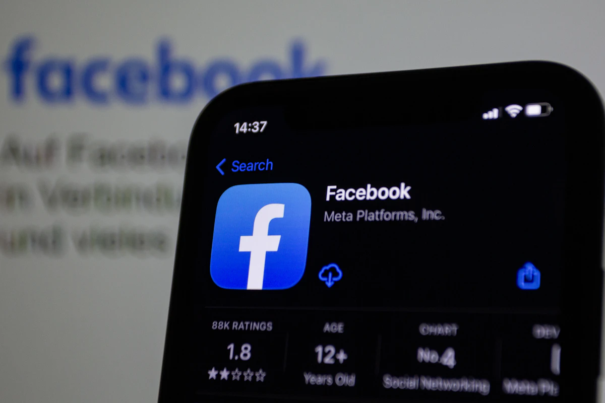 Telemóvel com a página da app do Facebook, da Meta Platforms, na loja de aplicações