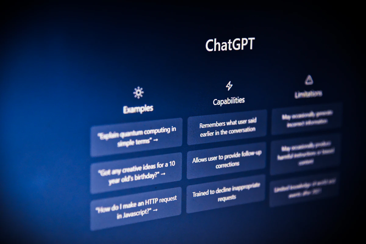 Ecrã com a interface do ChatGPT a mostrar exemplos e capacidades