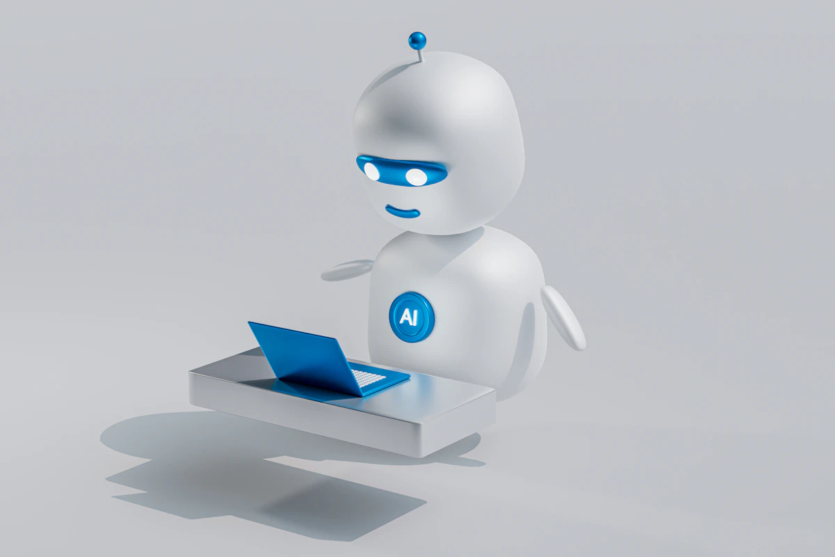 Pequeno robô a trabalhar num computador portátil