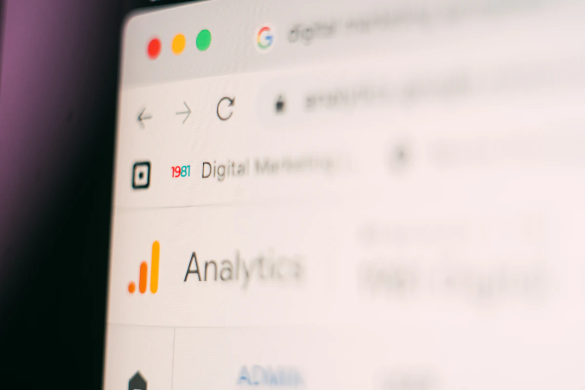 Ecrã de computador com o logótipo do Google Analytics aberto num separador do browser