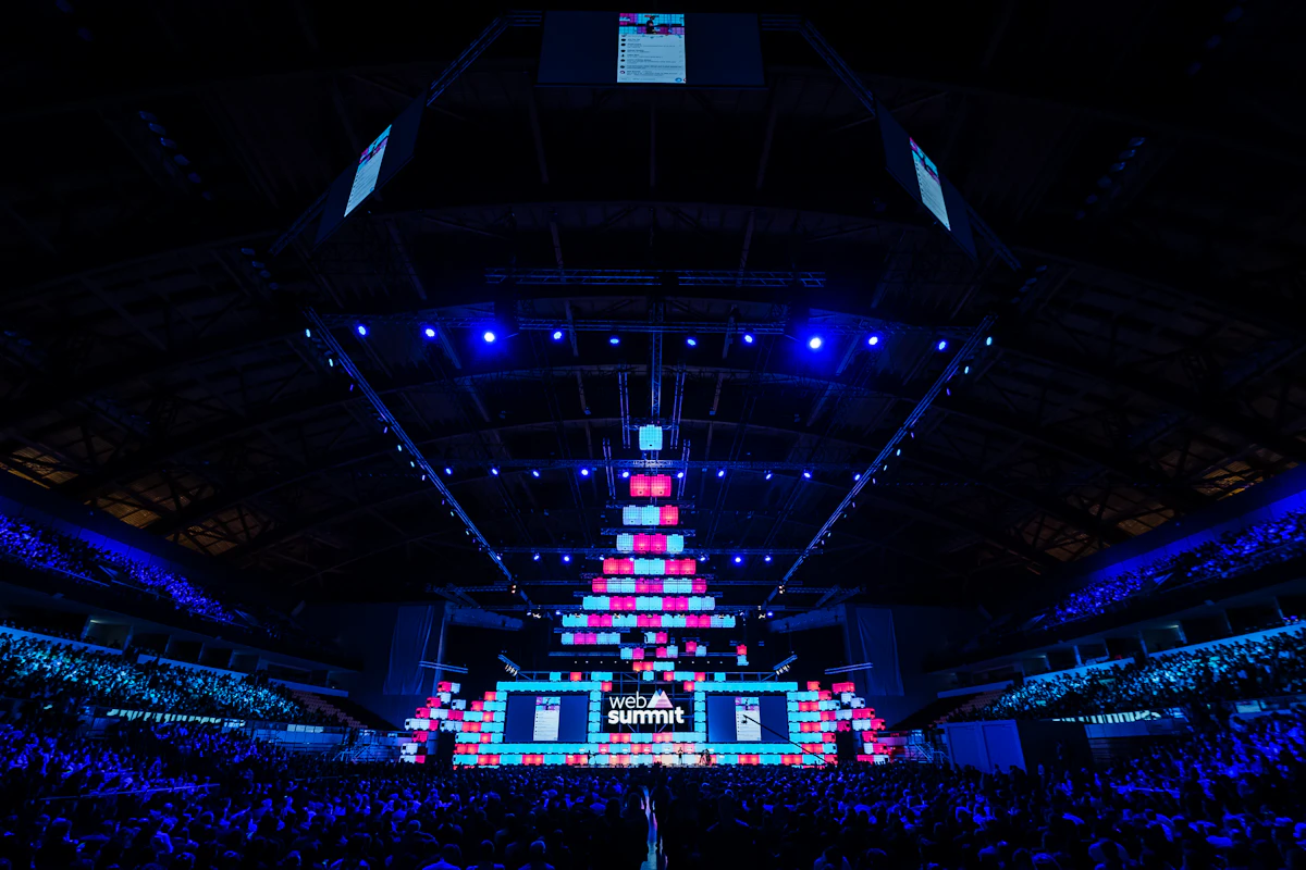 Palco principal da Web Summit com a plateia às escuras