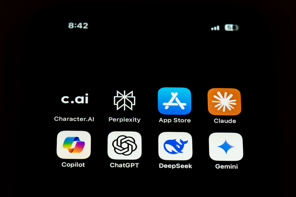 Ecrã de telemóvel com o ícone c.ai da Character.AI em destaque, ao lado das apps Perplexity, Claude, ChatGPT e Gemini