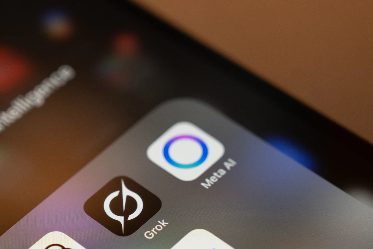 Ecrã de telemóvel com o ícone da app Meta AI ao lado de outras apps de inteligência artificial