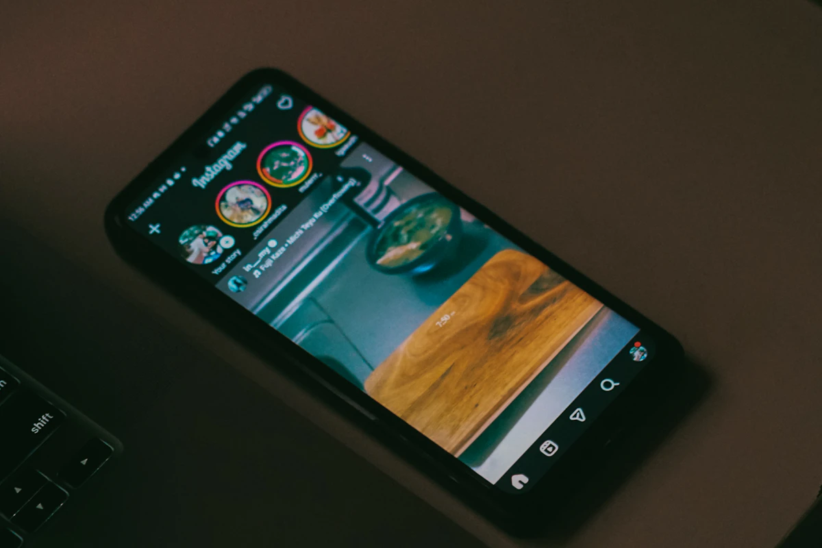 Telemóvel com o feed do Instagram aberto