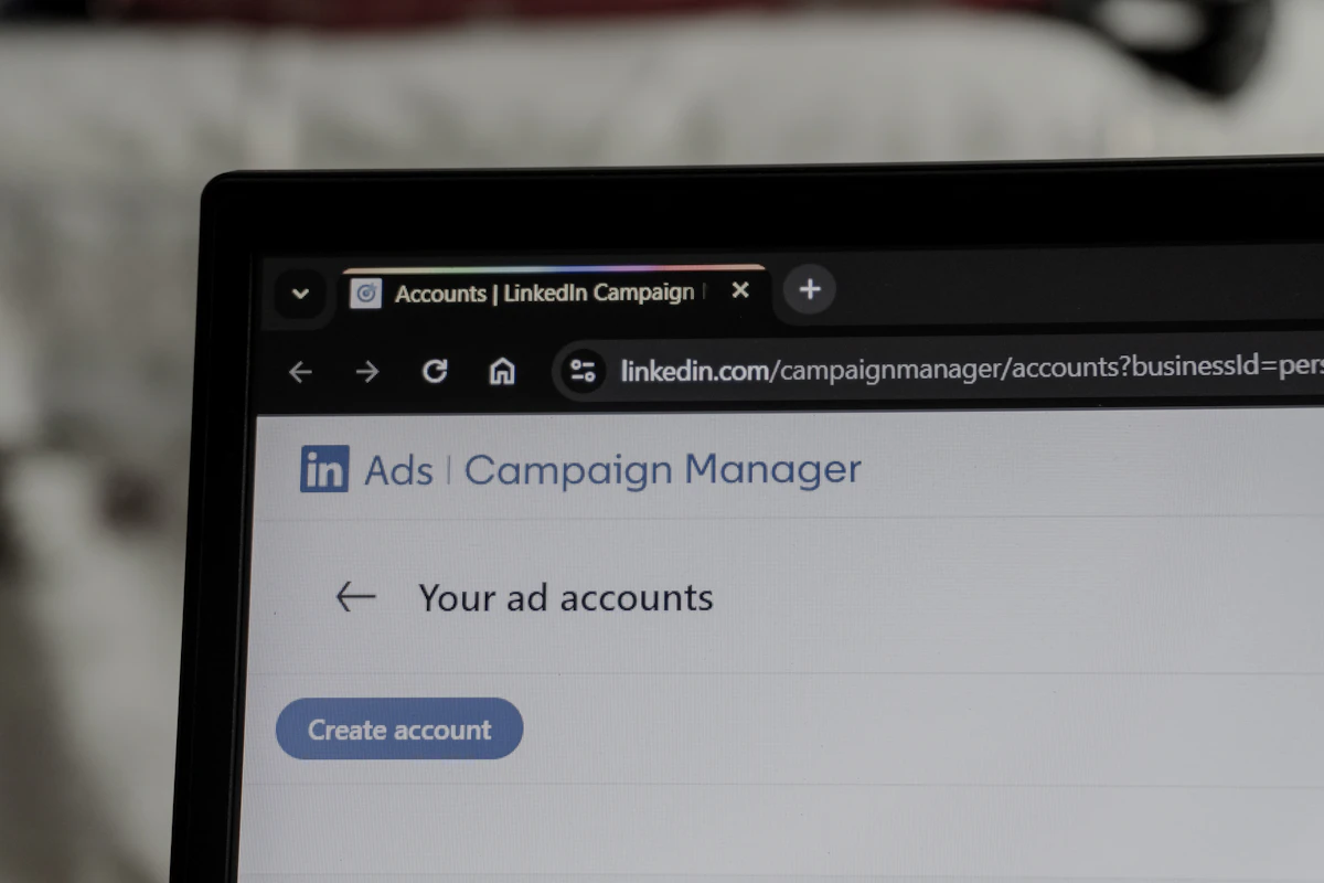 Ecrã de portátil com o Campaign Manager do LinkedIn aberto na página das contas de anúncios