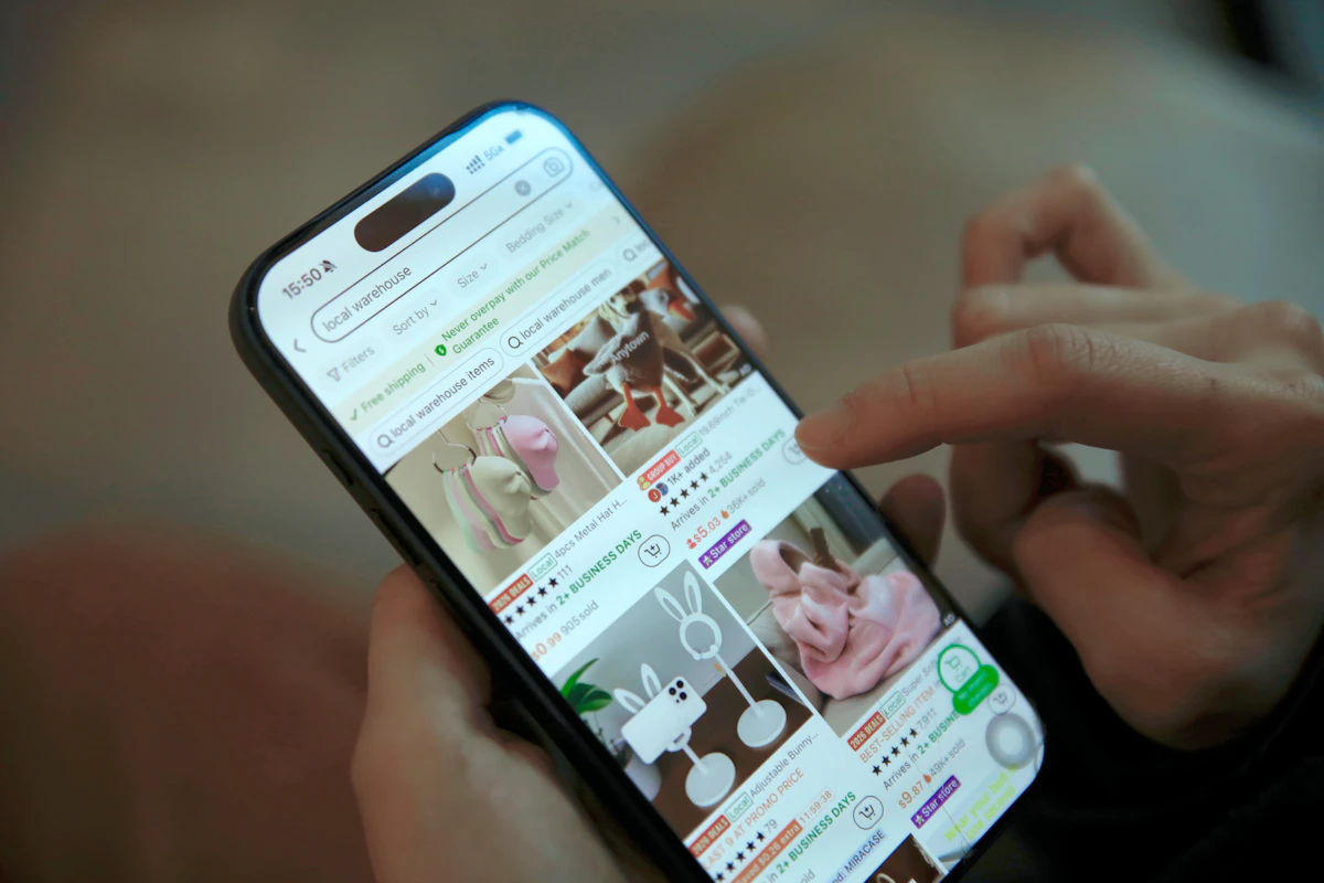 Pessoa a percorrer uma loja online no telemóvel