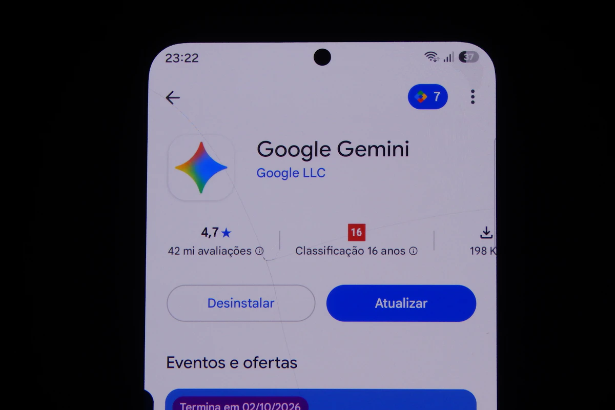Telemóvel com a página da app Google Gemini aberta na loja de aplicações, com o logótipo da estrela colorida
